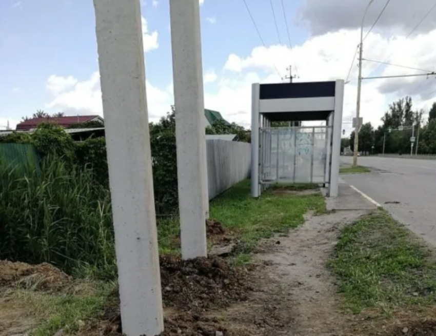 После обращения в «Блокнот», столбы на пешеходной тропинке в ДНТ «Донской сад» убрали в другое место 