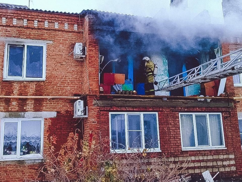 С помощью одеяла спасли пенсионерку из горящего дома сотрудники ДПС в Красноярской