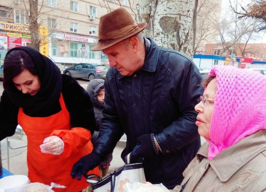 Вкусным борщом и пловом с нутом накормили всех нуждающихся возле рынка «Машенька» в Волгодонске 