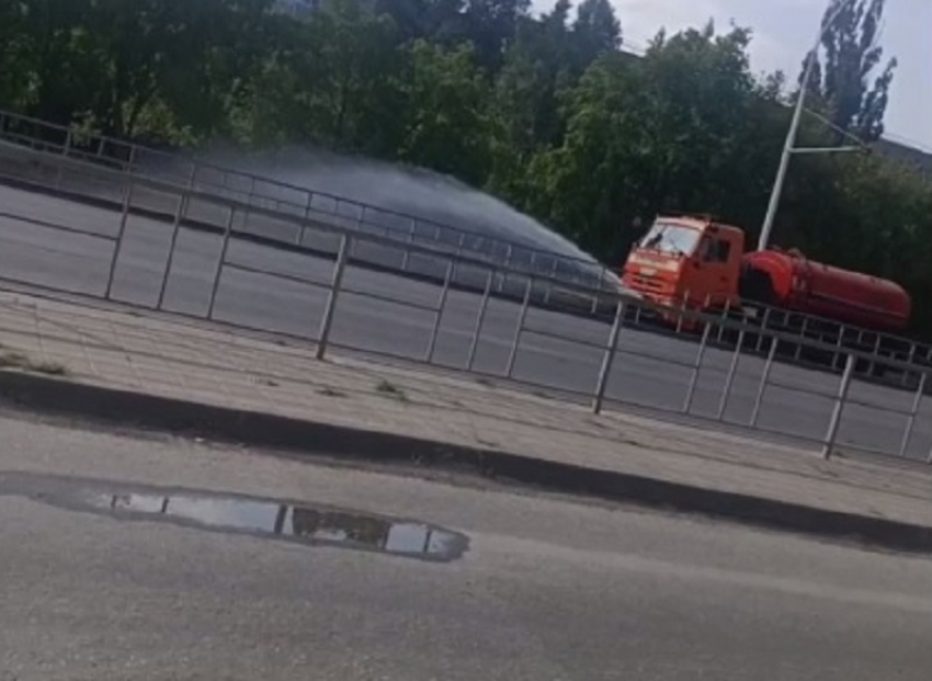 Проспект Строителей начали мыть по утрам водой из поливальных машин 