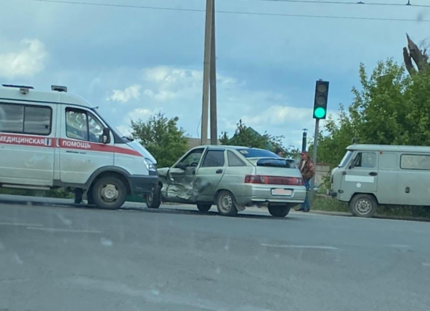 «Скорая» врезалась в ВАЗ-2112 на регулируемом перекрестке в Волгодонске