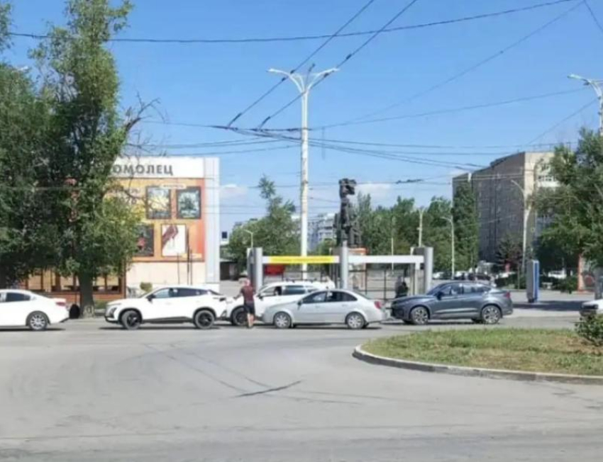 В Волгодонске автобусы не могут подъехать к остановкам из-за очередей на АЗС