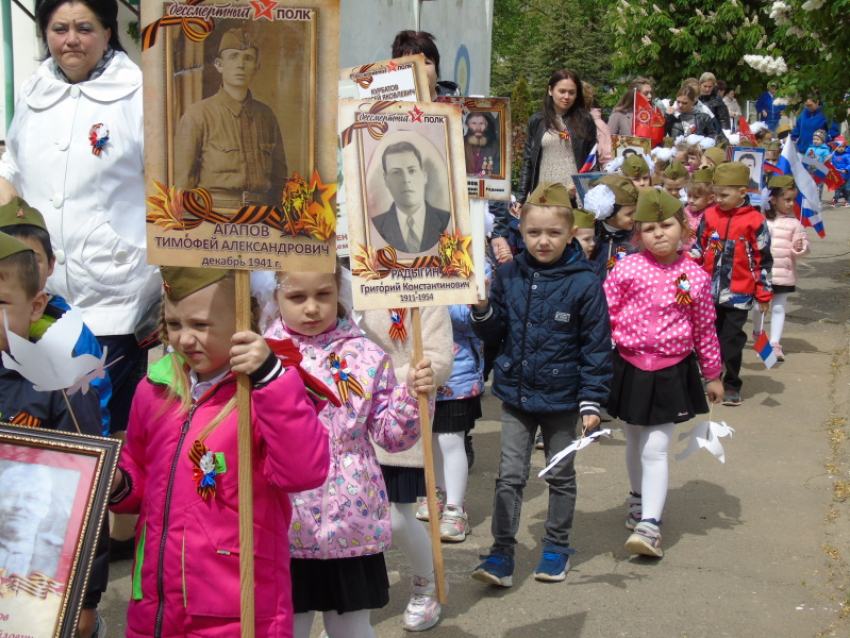 Единым «Бессмертным полком» с портретами родственников прошли воспитанники детского сада в Волгодонске