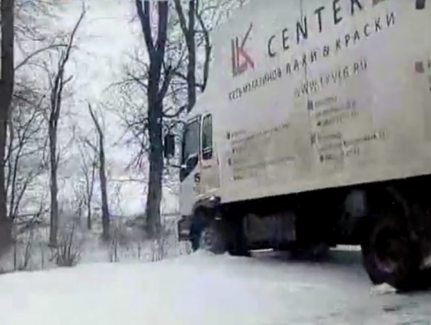 Снежную бурю на ледяной трассе Волгодонск-Ростов сняли на видео автомобилисты  