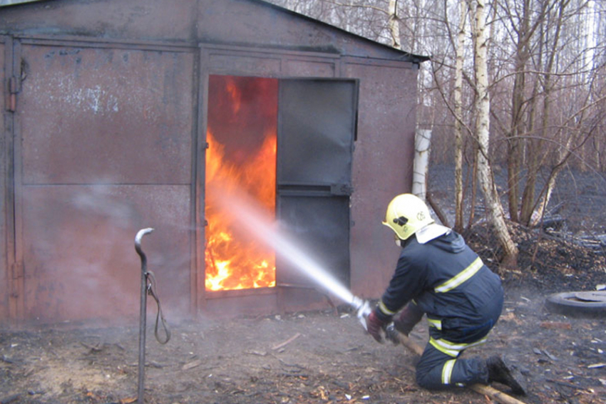В Волгодонском районе сгорел гараж
