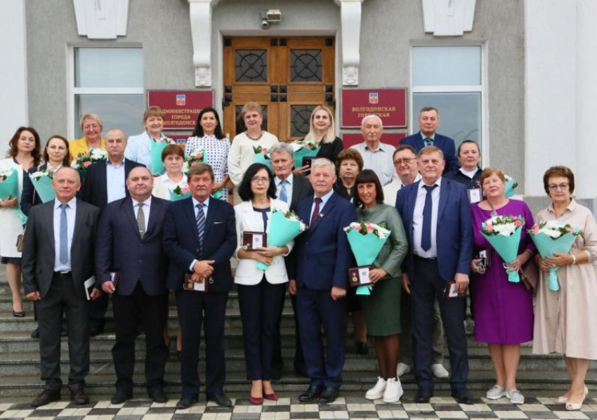 Более ста волгодонцев наградили памятным знаком «85 лет Ростовской области»