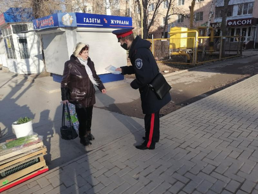 Казаки Волгодонска раздали горожанам защитные маски