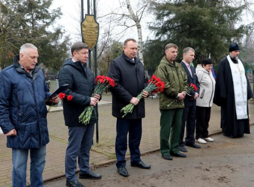 Память погибших на Северном Кавказе волгодонцев почтили на Аллее почетных захоронений 