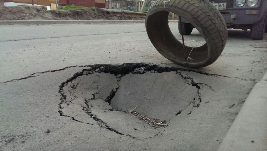 В Волгодонске асфальт на капитально отремонтированном переулке Вокзальный уходит под землю