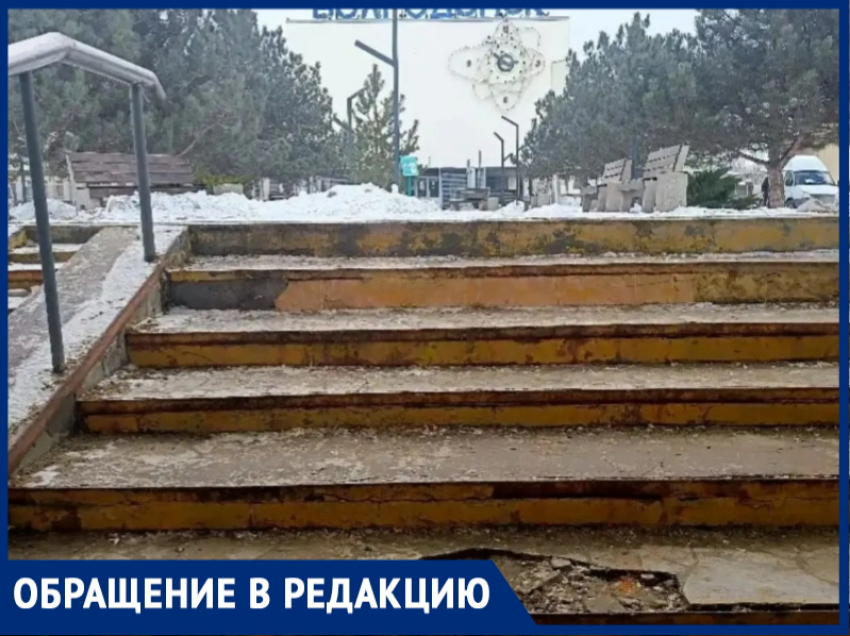 «Здесь ноги сломать можно!»: горожанка возмущена состоянием ступеней в подземном переходе