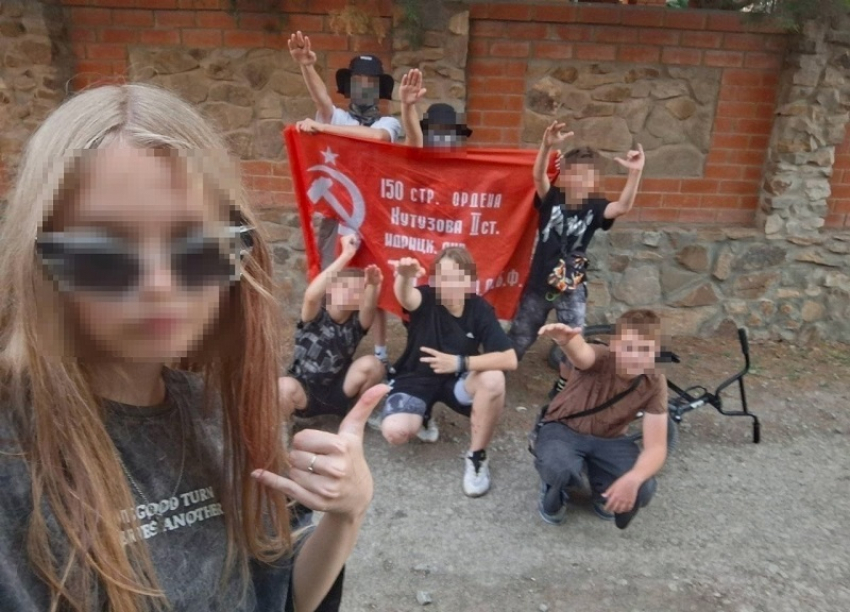 В Волгодонске Ростовской области подростки массово кинули «зигу» на фоне Знамени Победы