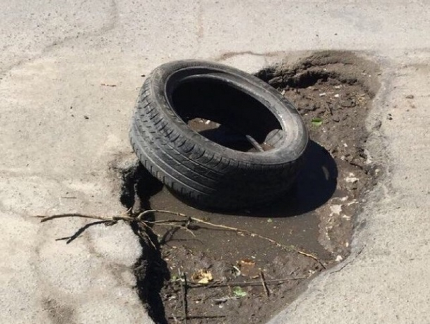 Водитель оставил колесо в яме на центральной улице Волгодонска
