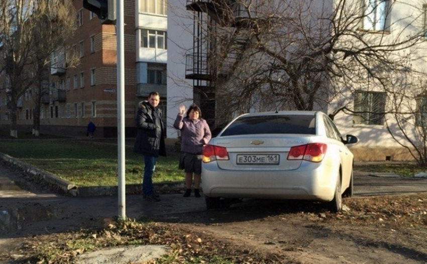  В Волгодонске в результате ДТП автодели «залетела» на газон – очевидец