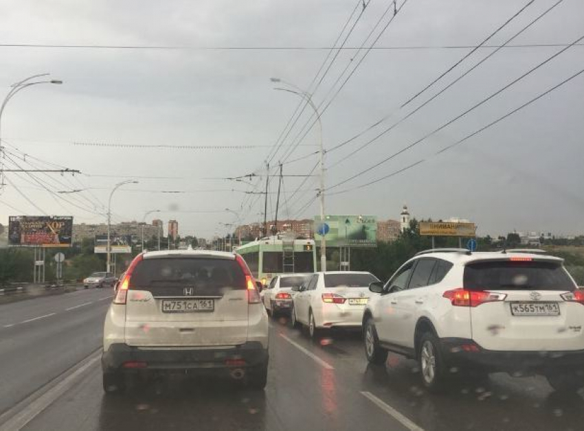 Пробка на мосту: в Волгодонске на проспекте Строителей  встало движение