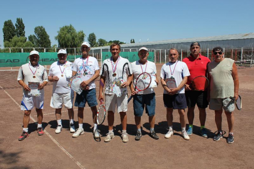 Порядка 70 спортсменов разных возрастов приняли участие в городском турнире по теннису 