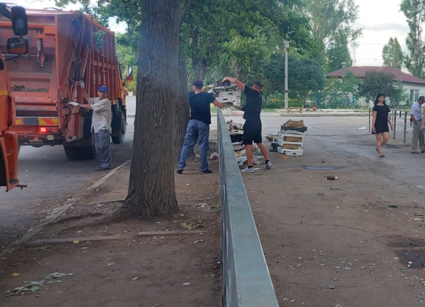 Одни убирают, другие несут: в Волгодонске началась война коммунальных служб и уличных торговцев