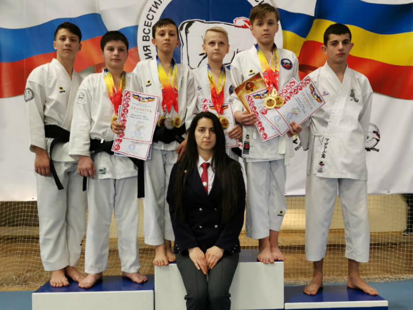 Волгодонцы завоевали россыпь наград на чемпионате Ростовской области по каратэ 