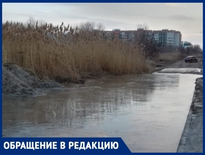 Лужа глубиной в полметра не дает свободно перемещаться жителям Октябрьского шоссе