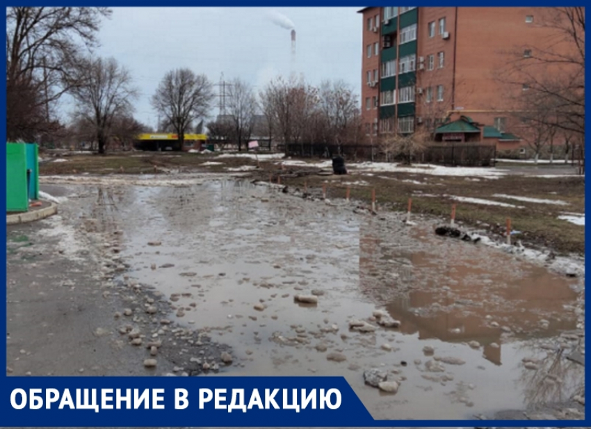 Внутриквартальный проезд превратился в пролив на улице Гагарина в Волгодонске