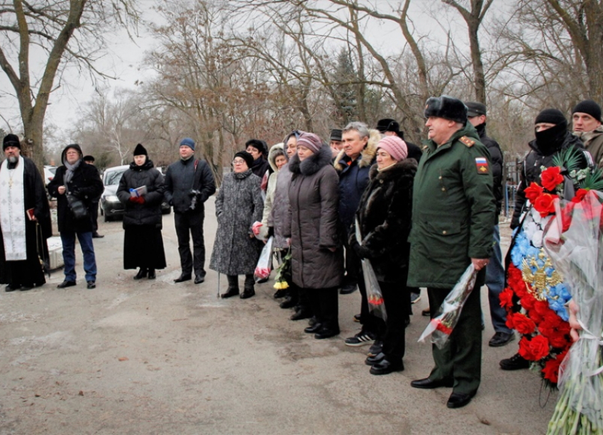 Память 29 горожан, погибших на Северном Кавказе, почтили на Аллее почетных захоронений в Волгодонске