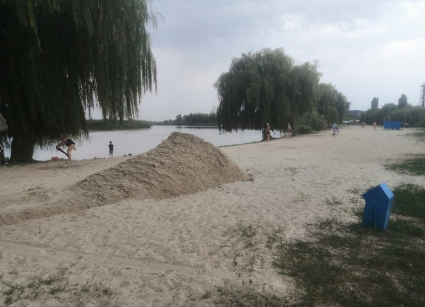 Дополнительную партию песка по поручению Сергея Макарова завезли на пляж в Волгодонске