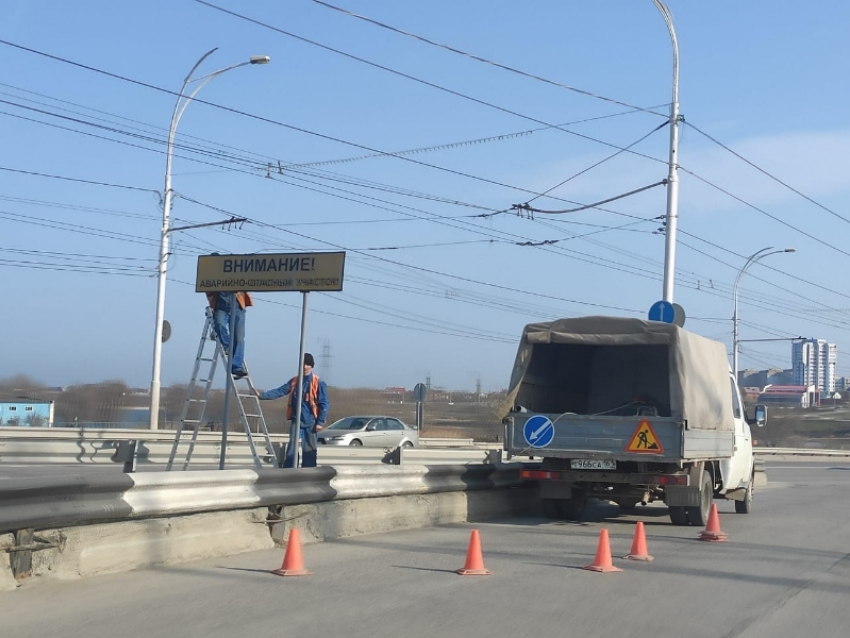 Новый дорожный знак «Внимание, аварийно-опасный участок дороги» появился на путепроводе