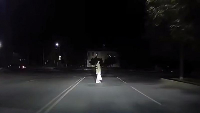 В Волгодонске девушка едва не попала под колеса, переходя дорогу в неположенном месте