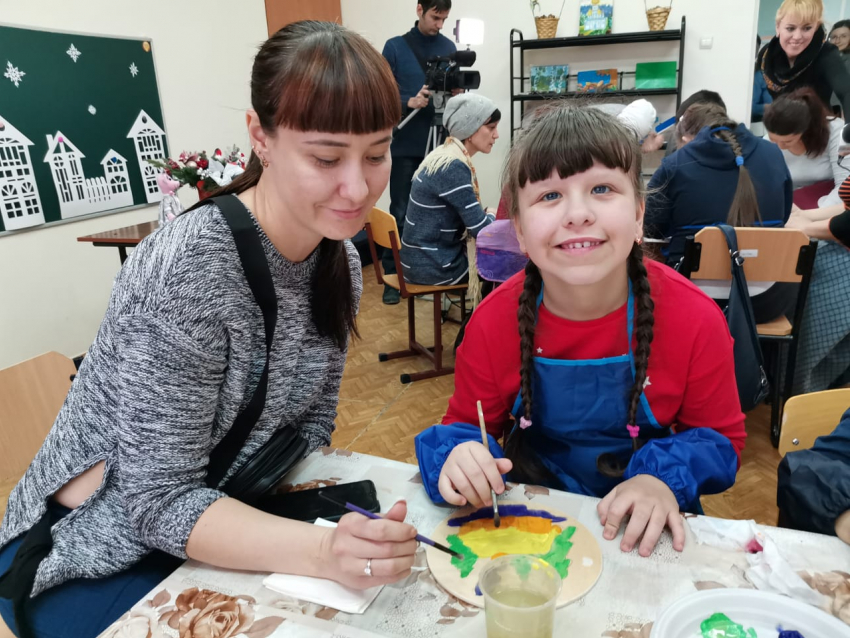  В Волгодонске «особенные» детки изготовили новогодние игрушки вместе с родителями