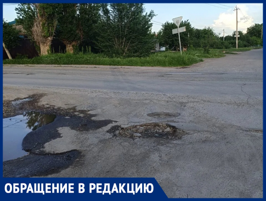 «Водители попадают в опасную яму при повороте»: жители Красного Яра с нетерпением ждут ямочного ремонта 