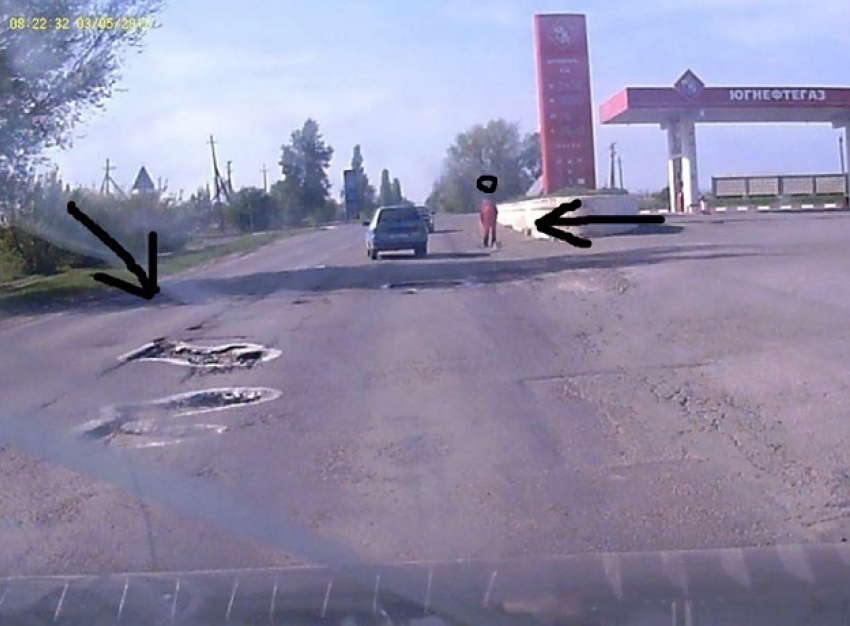 Необычный способ предупредить автомобилистов о ямах на дороге придумали сотрудники автозаправки в Волгодонске