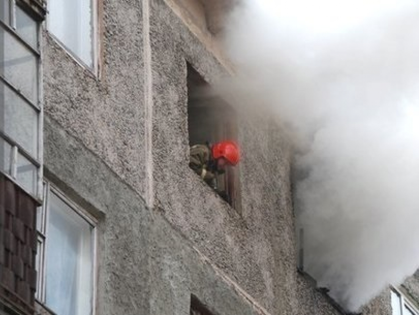 В Волгодонске при пожаре в пятиэтажке пришлось срочно эвакуировать 25 человек