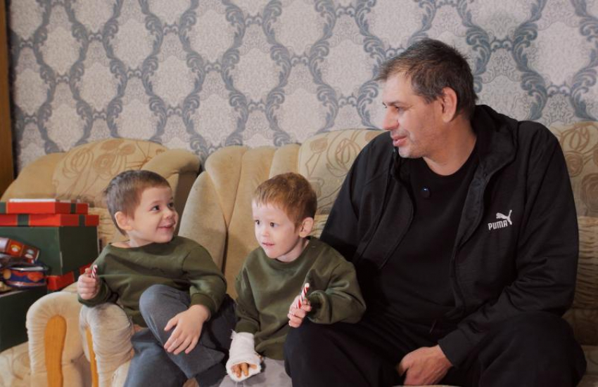 Беда не сломила: отец-одиночка продолжает бороться за здоровье сына, получившего во время пожара 70%  ожогов тела