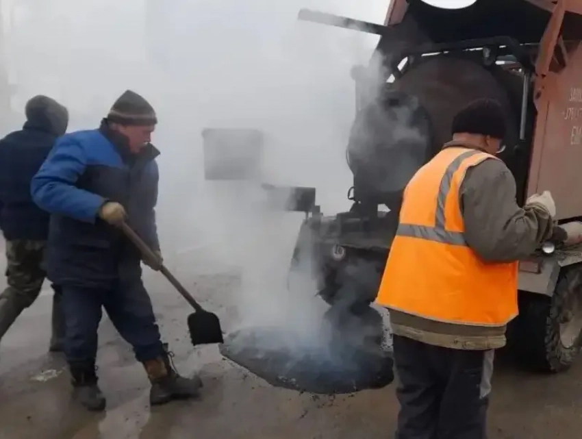 На Жуковском шоссе устраняют ямочность рециклером асфальтобетона