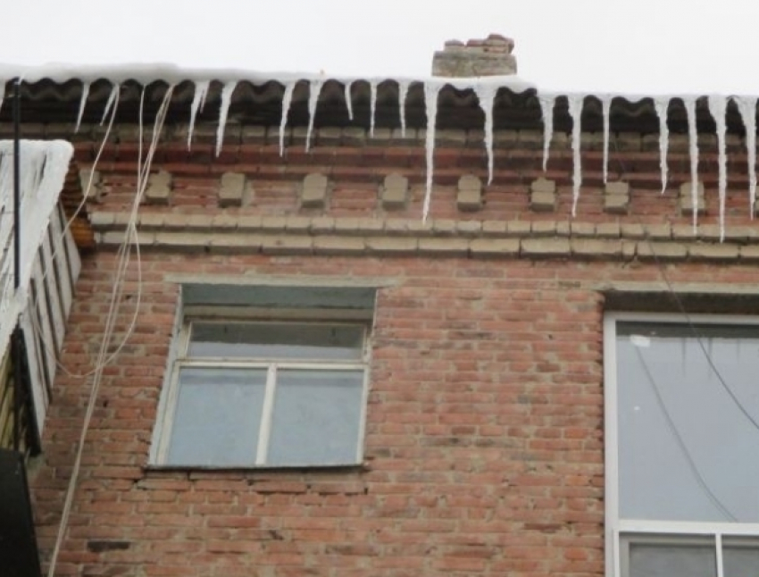 С наступлением холодов на крышах домов Волгодонска «выросли» опасные сосульки