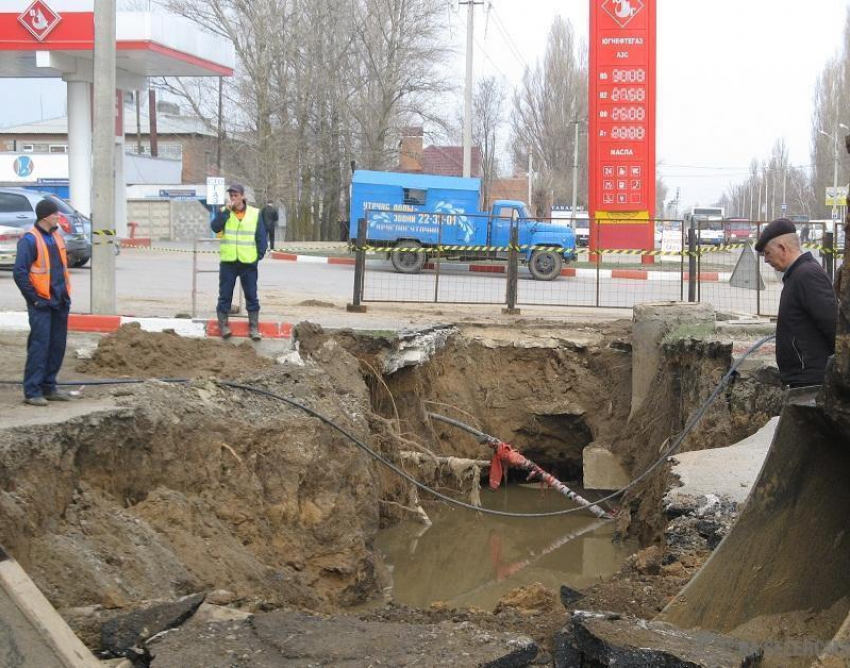 В Волгодонске на улице Степной провалился асфальт