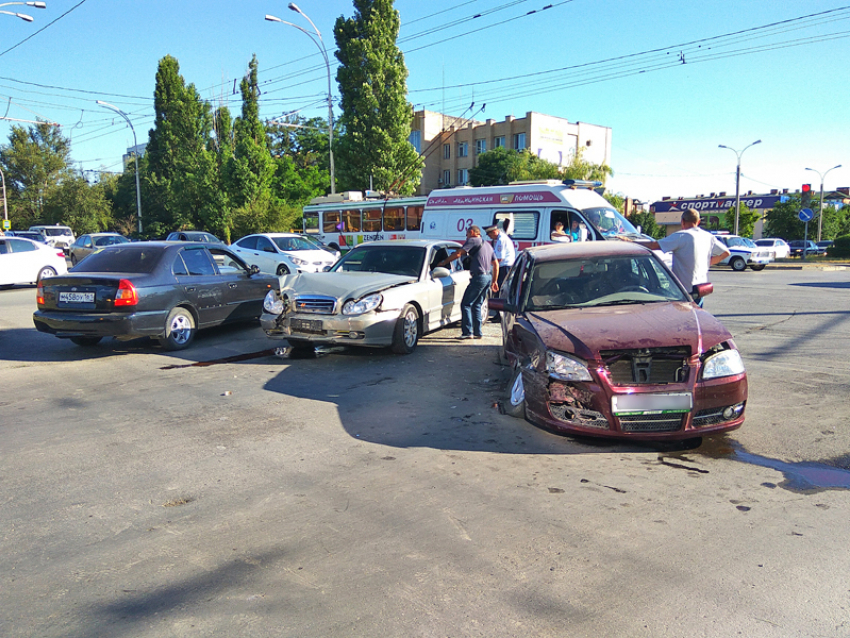 В Волгодонске в серьезном ДТП на Энтузиастов пострадала женщина
