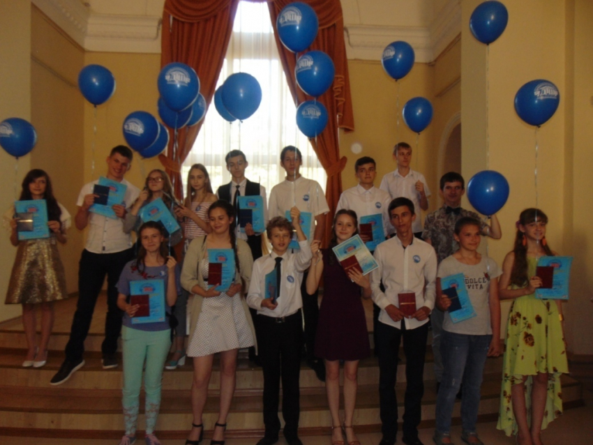 «Делитесь радостью друзья»: отчетный концерт и выпускной вечер учащихся ДТШ прошел в Волгодонске 