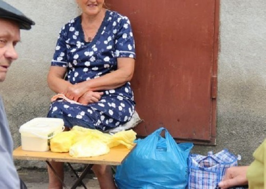 Уличные продавцы в Волгодонске торговали маслом, сметаной и творогом под вывеской Тацинского молзавода