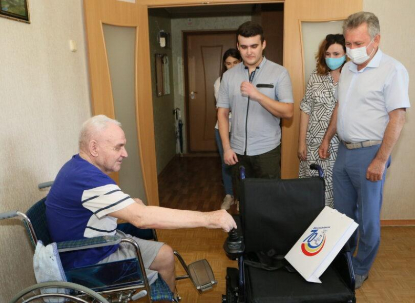 Волгодонский ветеран-атомщик по поручению губернатора получил в подарок кресло на электроприводе
