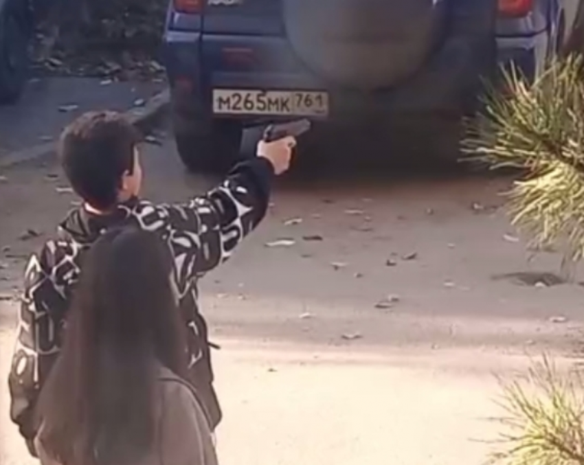 Подростки устроили стрельбу из пневматического пистолета по животным и друг в друга в центре Волгодонска, - очевидцы