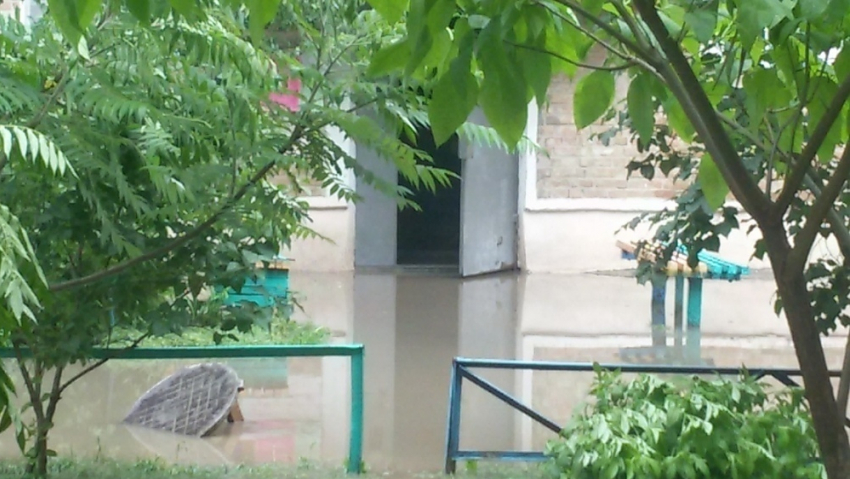 Даже в деревне такого нет — в Волгодонске дождевая вода ворвалась в подъезды жилого дома