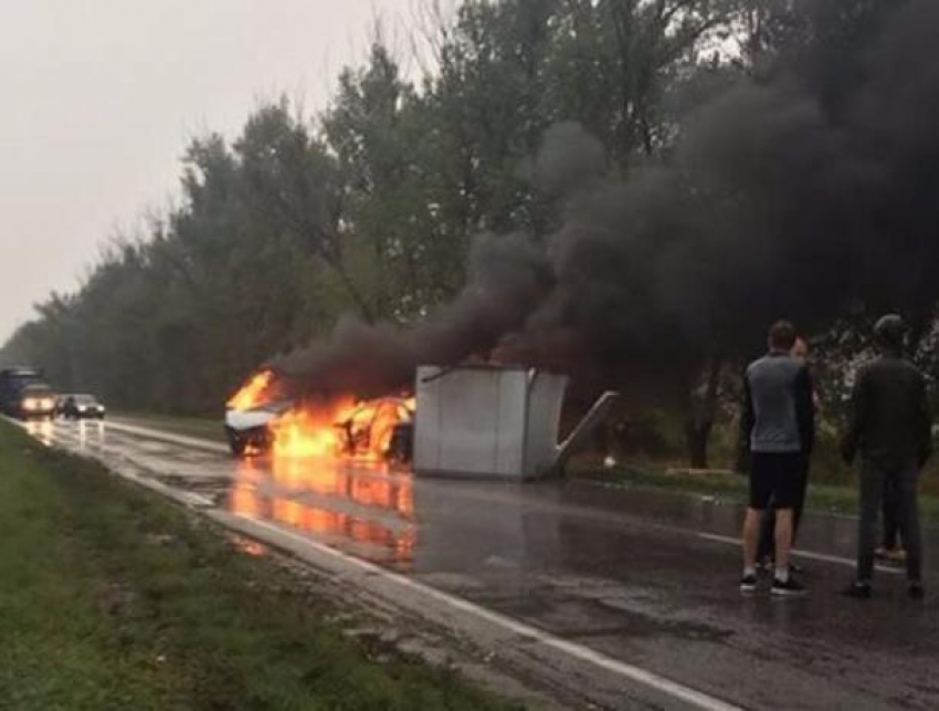 Появилось видео с места ДТП, где сгорели «Газель» и «БМВ» на трассе Ростов-Волгодонск