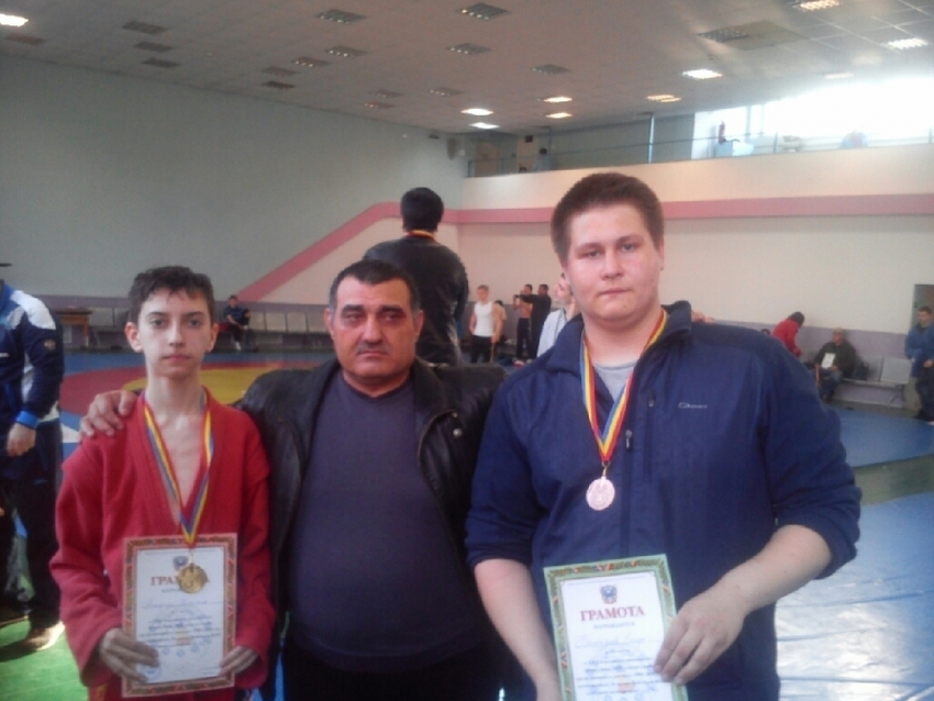 Волгодонские самбисты привезли две медали с  ХII спортивных игр Дона