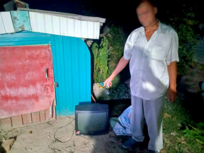 «По знакомству» вынес из квартиры два телевизора и 8 тысяч рублей: в Дубовском задержали домушника