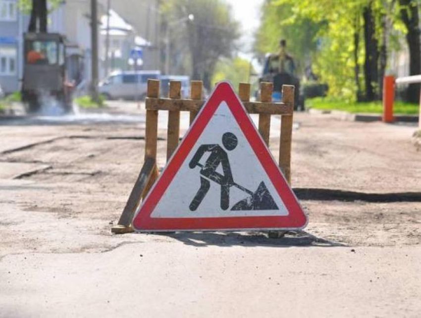 Дорожники и озеленители Волгодонска продолжают латать «дыры» на главных улицах 