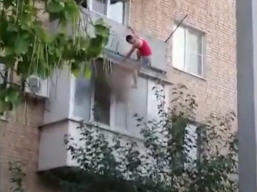 Рискуя жизнью, волгодонец предпринял попытки спасти людей из полыхающей квартиры