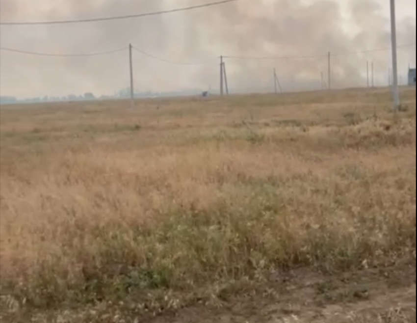 «Я там чуть не задохнулся!»: огонь на полях вдоль Ростовского шоссе перекинулся на дома многодетных семей 