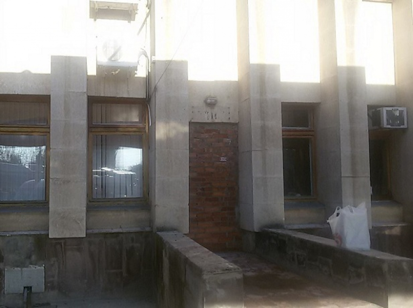 Туалет на автовокзале Волгодонска заложили кирпичной кладкой