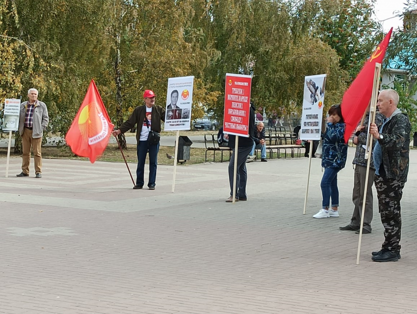 В Волгодонске на площади Молодова люди с красными флагами устроили митинг