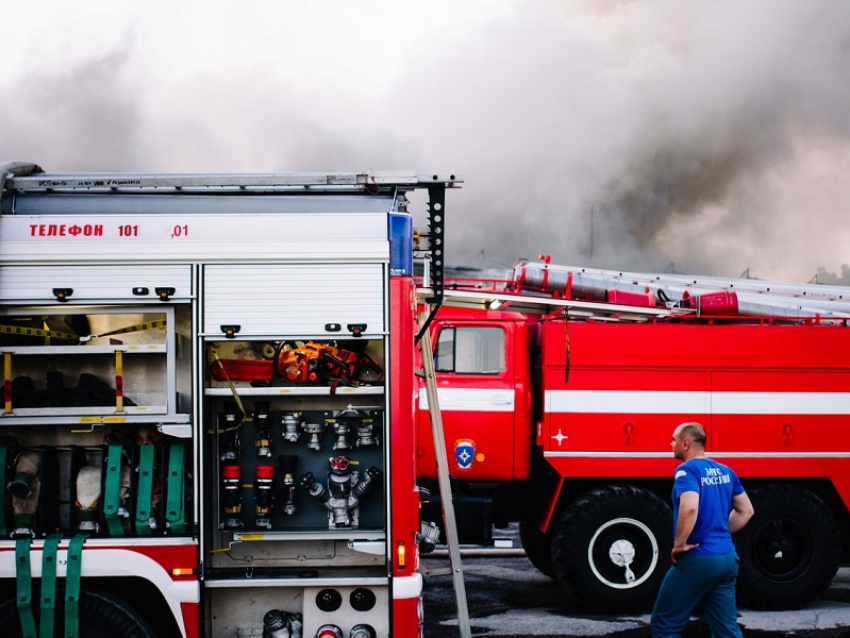 В промзоне Волгодонска произошел пожар на складе древесины